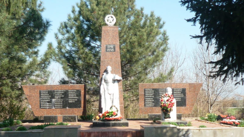с. Урмия Курганинского р-на. Памятник на могиле летчика И.Н. Кондакова.