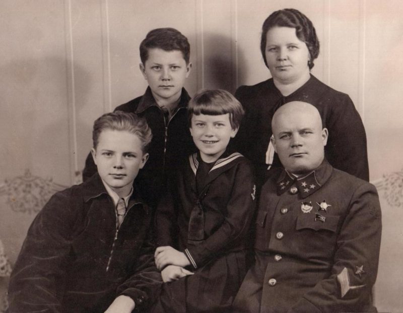 Голиков с женой и детьми. 1940 г.