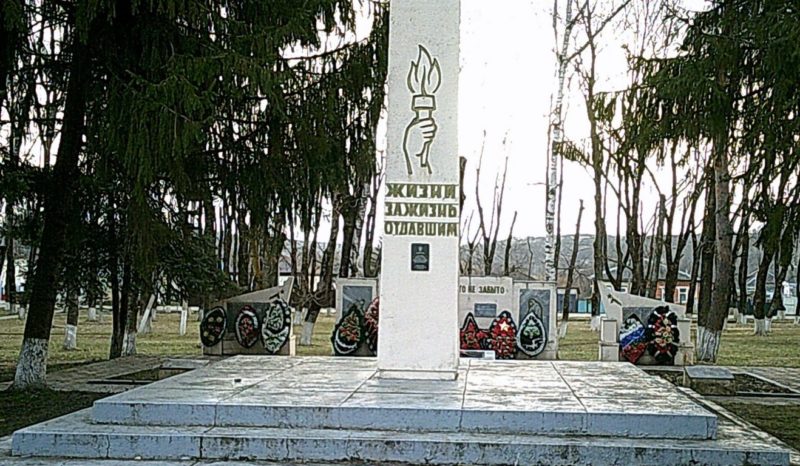 ст-ца. Ярославская Мостовского р-на. Памятник, установленный на братской могиле воинов, погибших в годы гражданской и Великой Отечественной войн.