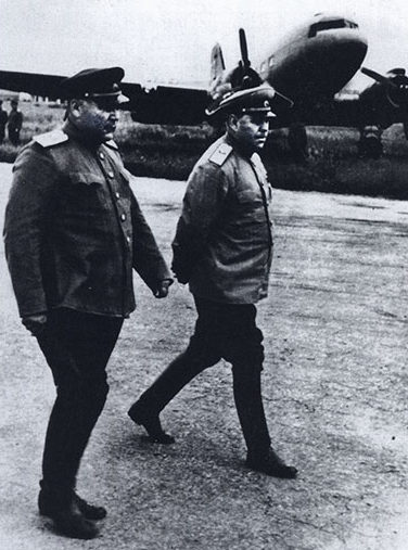 Малиновский и Василевский на аэродроме в г. Дайрен (Маньчжурия). Сентябрь 1945 г.