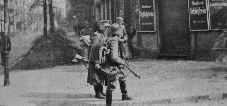 Немецкие полицейские в обороне города. 28 апреля 1945 г.