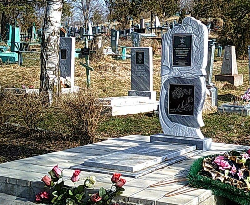 ст-ца. Ярославская Мостовского р-на. Памятник на кладбище, установленный на братской могиле советских воинов.