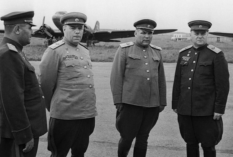 Маршалы Советского Союза: Малиновский, Василевский и Мерецков (справа налево) на аэродроме. 1945 г.
