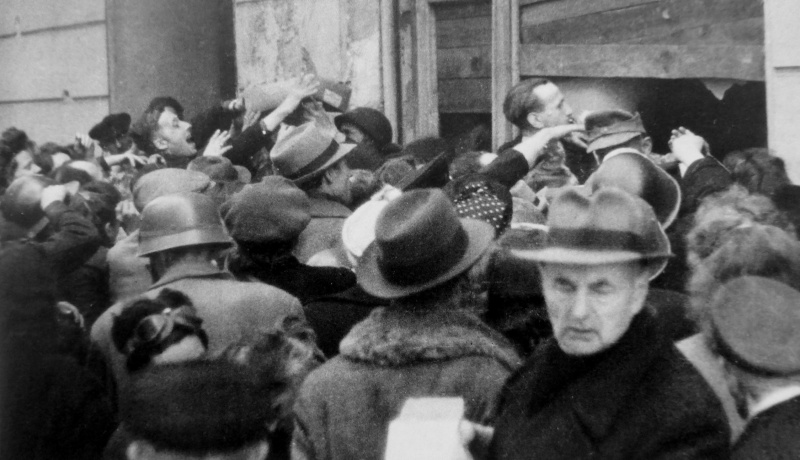Жители Берлина грабят продуктовый магазин на улице Гогенфридбергштрассе. 28 апреля 1945 г. 