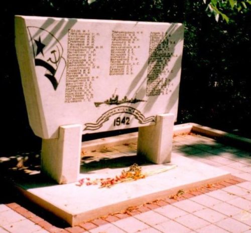 г. Новороссийск. Памятник на городском кладбище, установленный на братской могиле моряков с лидера «Ташкент», погибших 2 июля 1942 года.