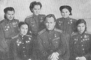 Вершинин среди военных летчиц. 1943 г.