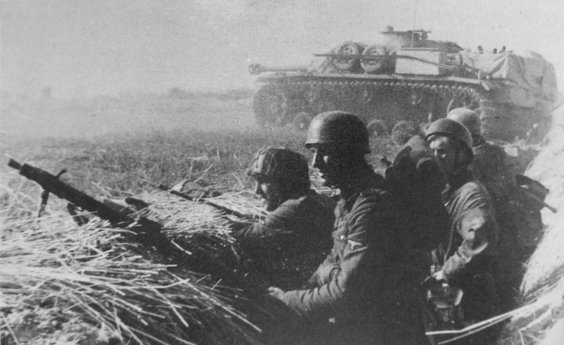 Солдаты СС в обороне в окрестностях Вильнюса. Июль 1944 г.