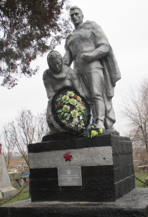 с. Братское Кущёвского р-на. Памятник, установленный на братской могиле советских воинов.