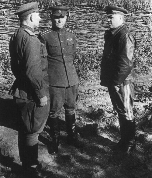 Справа налево: Г.К. Жуков, И.С. Конев, И.М. Манагаров. Лето 1943 г.