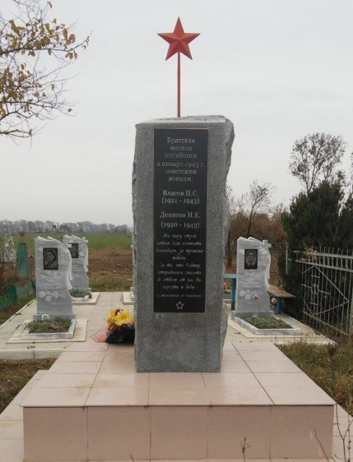х. Барвинок Новокубанского р-на. Памятник на братской могиле советских воинов, погибших в боях с фашистскими захватчиками.