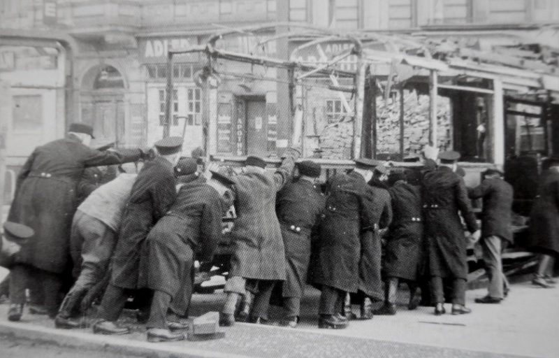 Ополченцы «Фольксштурма» сооружают баррикаду на улице Берлина. Апрель 1945 г. 