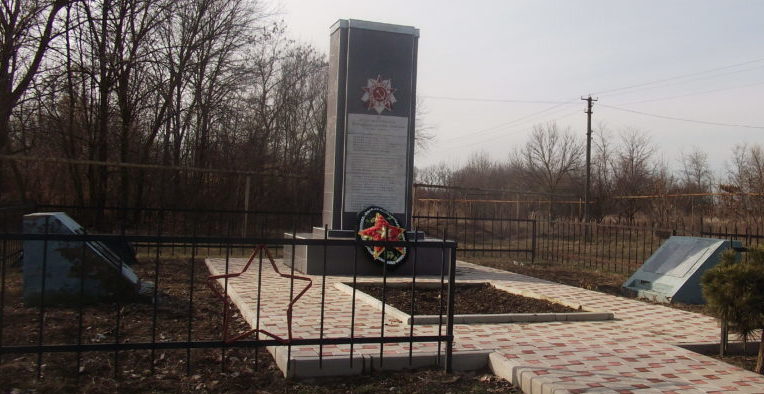 х. Солодковский Славянского р-на. Памятник по улице Красной 24а, установленный на братской могиле, в которой похоронено 96 советских воинов.
