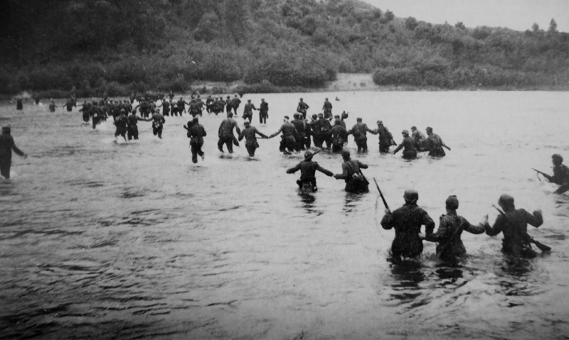 Немецкие солдаты выходят с окружения под Вильнюсом. Июль 1944 г.