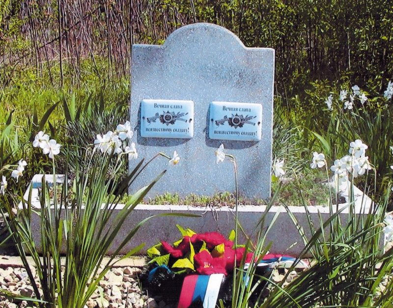 ст-ца. Журавская Кореновского р-на. Памятник, установленный на братской могиле, в которой похоронено 2 советских летчика.