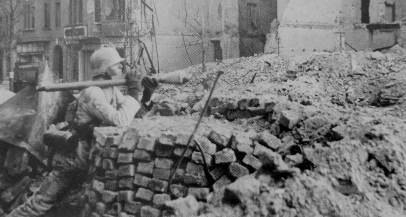 Немецкий солдат с гранатометом «Панцерфауст». Апрель 1945 г.