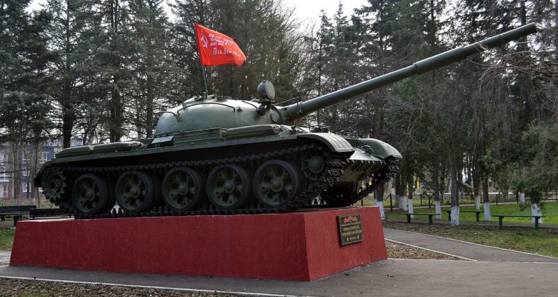 г. Краснодар, п. Колосистый. Танк-памятник Т-62 воинам-танкистам, освободителям Кубани, установленный в 2015 году.