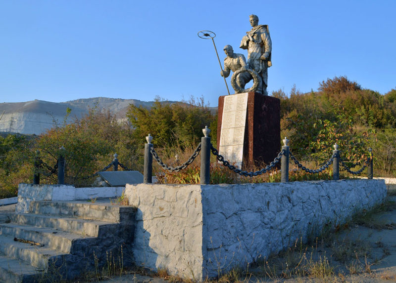 г. Новороссийск. Памятник, установленный на братской могиле советских воинов, погибших в районе ДЗОТа «Сарайчик» в 1942 - 1943 годах.