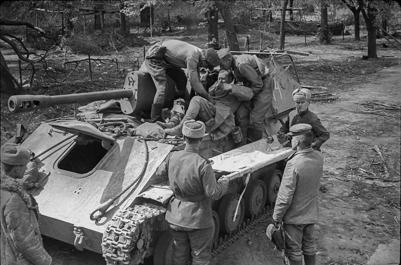Эвакуация раненого советского бойца. Апрель 1945 г.