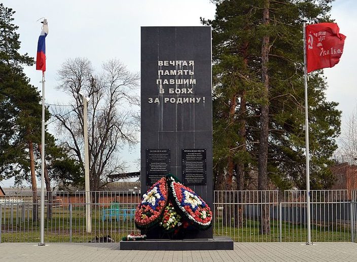 г. Краснодар, п. Лазурный. Памятник по улице Октябрьской воинам, павшим в Великой Отечественной войне.