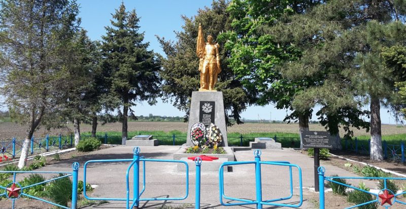 х. Ханьков Славянского р-на. Памятник, установленный на братской могиле, в которой похоронено 52 советских воина.