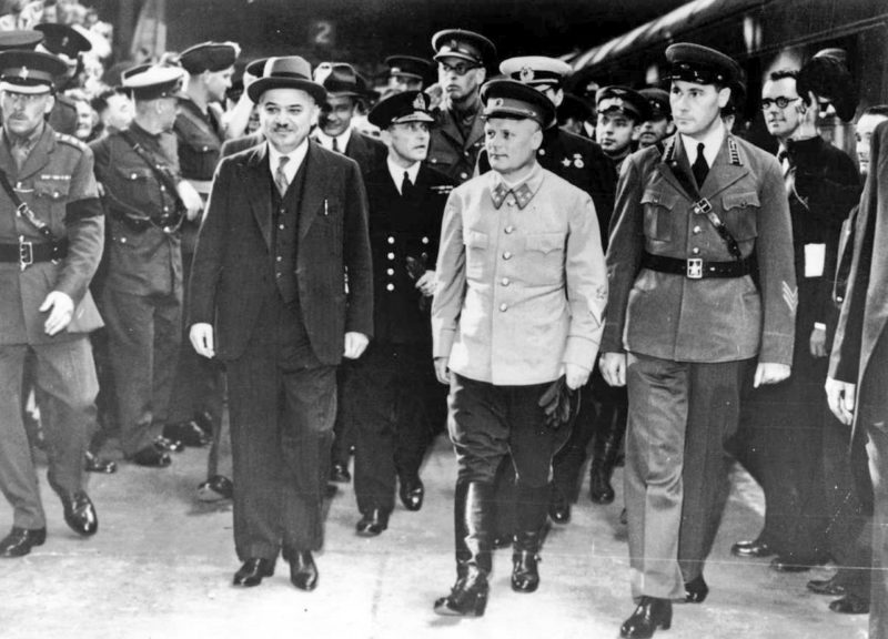 Посол СССР в Великобритании Майский И.М. (в шляпе) и генерал-лейтенант Голиков Ф.И. (в светлом кителе). Лондон, январь 1941 г.