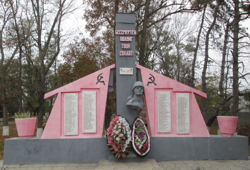 п. Восход Новокубанского р-на. Памятник на братской могиле советских воинов и мирных жителей.