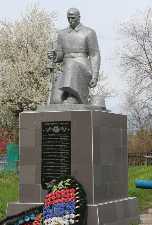 ст-ца Выселки. Памятник на кладбище, установленный на братской могиле советских воинов.