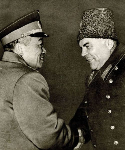 Малиновский с министром обороны КНР маршалом Пэном Дэхуайом. 1958 г.