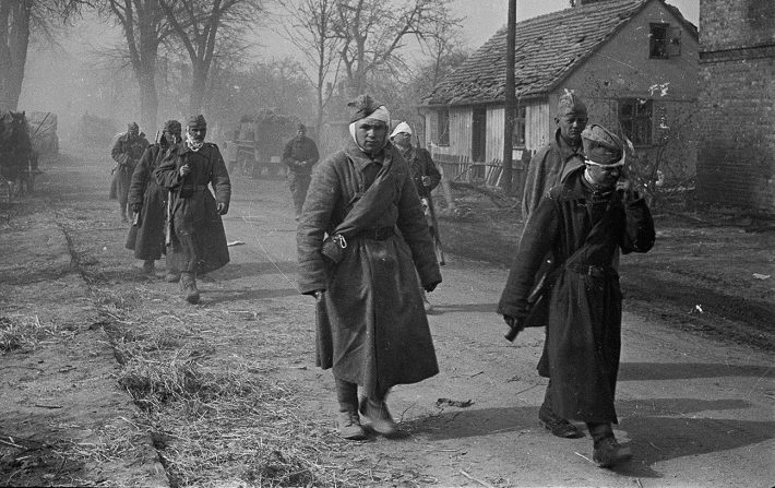 Раненые красноармейцы идут на перевязку в районе Зееловских высот. Апрель 1945 г.
