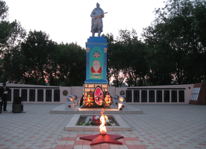 ст-ца. Черноерковская Славянского р-на. Памятник по улице Ленина 1, установленный на братской могиле, в которой похоронено 678 советских воинов.