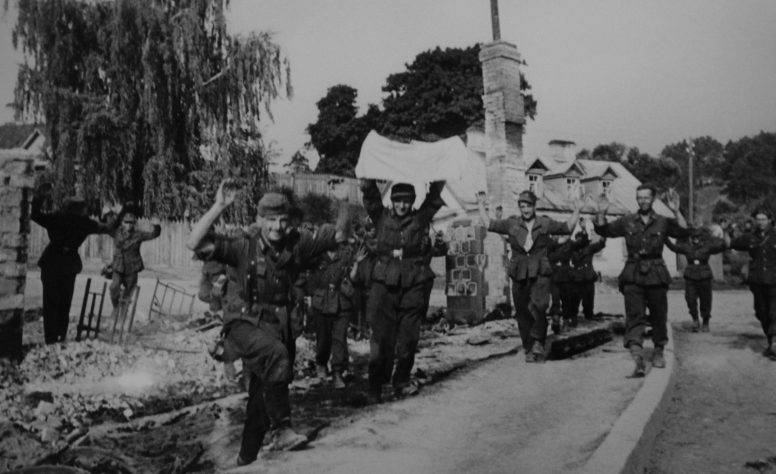Немецкие солдаты сдаются в плен. Июль 1944 г.