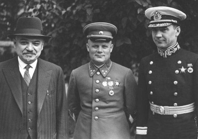 Посол СССР в Великобритании Майский И.М., генерал-лейтенант Голиков Ф.И. и контр-адмирал Харламов Н.М. Лондон, январь 1941 г.