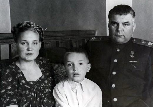 Родион Малиновский с женой Раисой и приемным сыном Германом. 1958 г. 