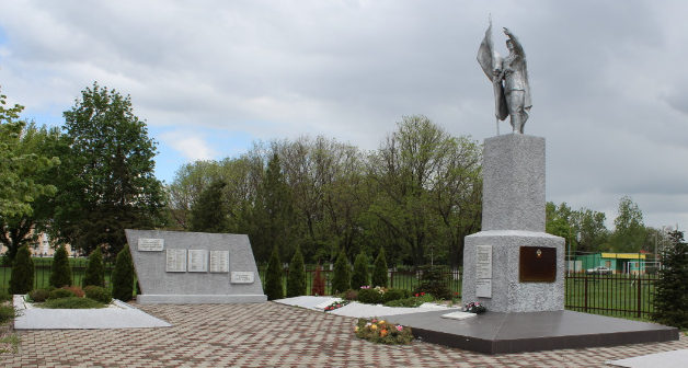 г. Кореновск. Памятник по улице Матросова 11, установленный на братской могиле советских воинов. 