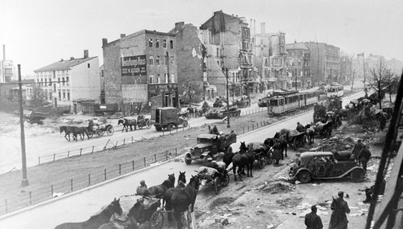 Конный обоз на улице Берлина. Апрель 1945 г.
