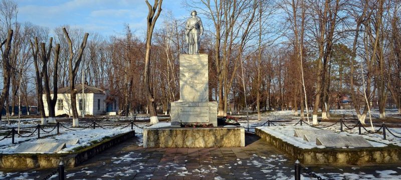 г. Краснодар, ст-ца Старокорсунская. Памятник, установленный на братской могиле, в которой похоронено 807 советских воинов, погибших в годы войны.
