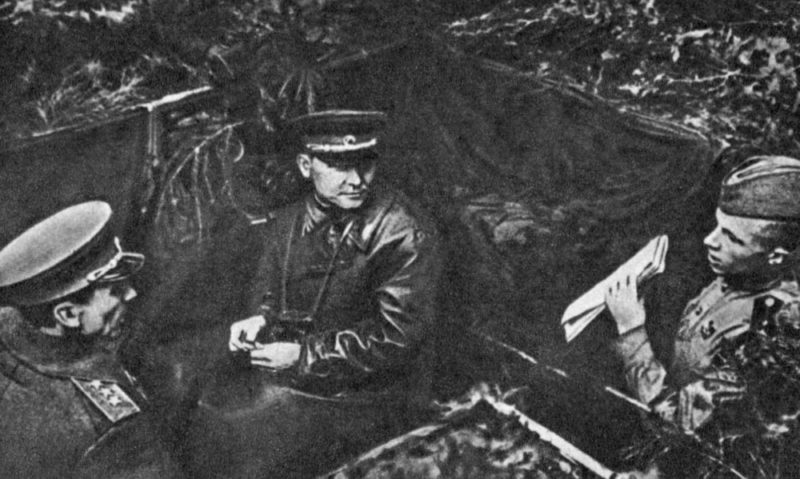 И.С. Конев на наблюдательном пункте К.С. Москаленко (слева). Сентябрь 1944 г.