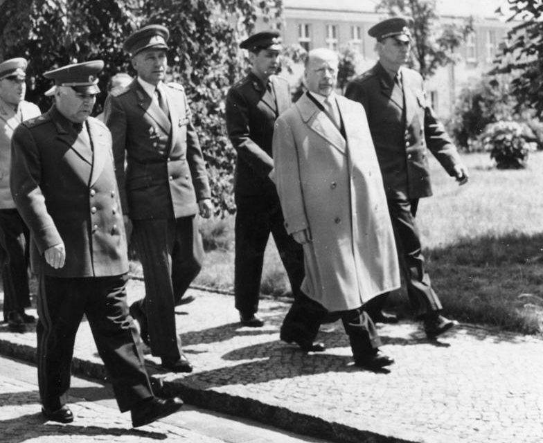 Малиновский во время поездки в ГДР. 1961 г. 