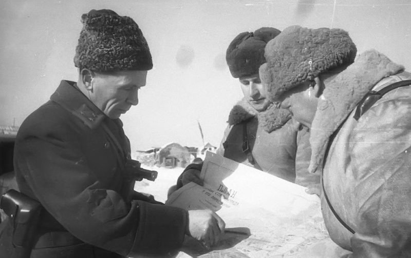 Командующий 65-й армией Донского фронта генерал-лейтенант П. И. Батов в районе Сталинграда. 1942 г.