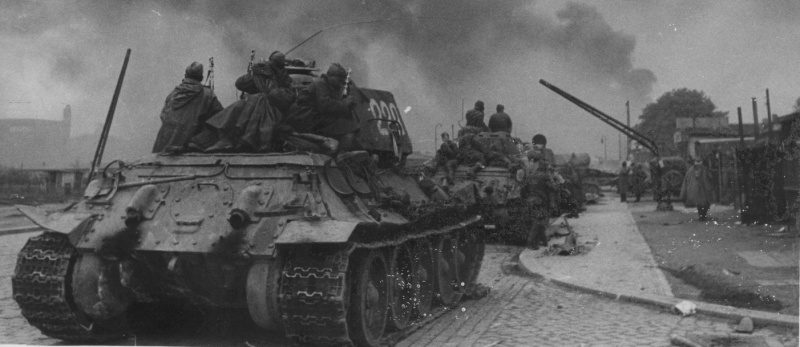 Советские танки Т-34-85 с танковым десантом. 30 апреля 1945 г.
