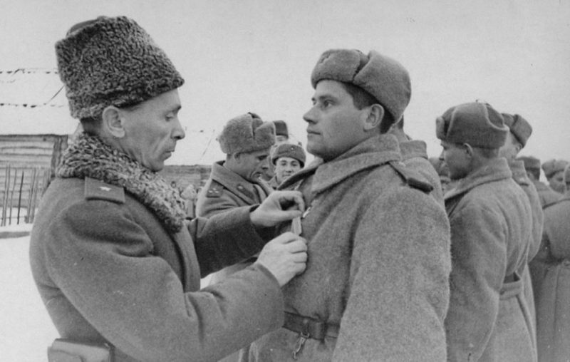 Батов награждает бойцов. 1943 г.