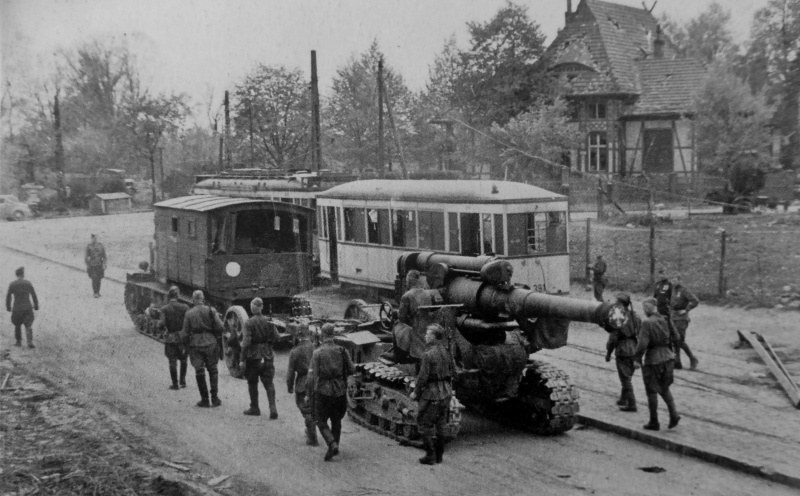 Тягач «Ворошиловец» с 203-мм гаубицей на окраине города. 30 апреля 1945 г.