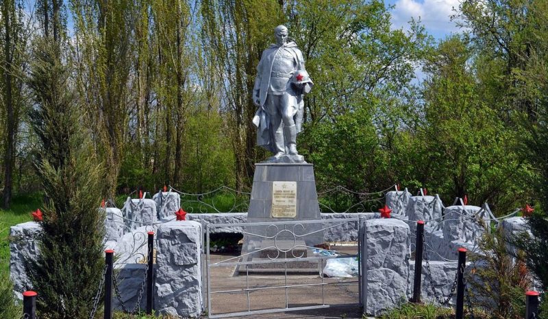 г. Краснодар. х. Восточный.центр. Памятник, установленный на братской могиле, в которой похоронено 67 советских воинов.