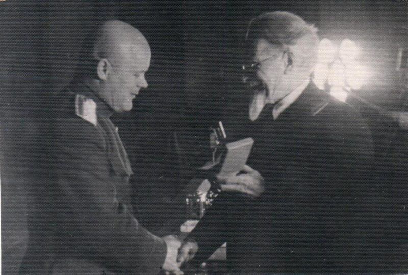 Калинин вручает награду Голикову. 1944 г.