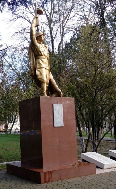 ст-ца Раевская, Новороссийск. Памятник, установленный на братской могиле, в которой похоронено 4 партизана. 