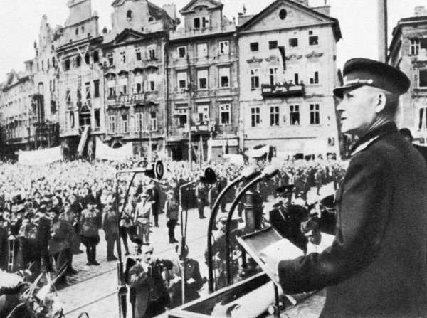 Выступление Конева перед жителями Праги. 1945 г.