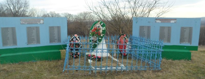 ст-ца. Косякинская Новокубанского р-на. Памятник, установленный на братской могиле советских воинов.