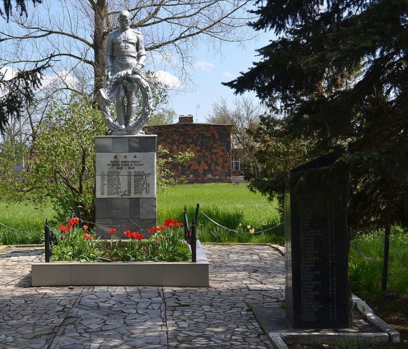 г. Краснодар, х. Копанский центр. Памятник, установленный на братской могиле советских воинов.