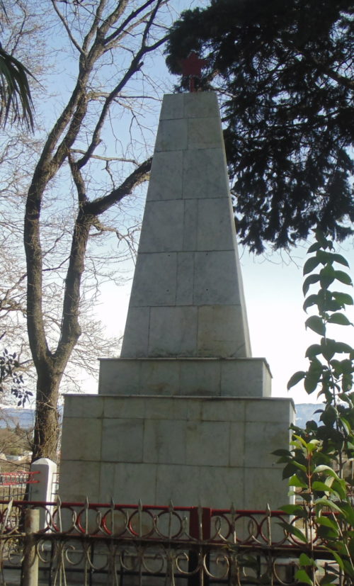 г. Сочи Адлерский р-н. Памятник, установленный на братской могиле 27 советских воинов.