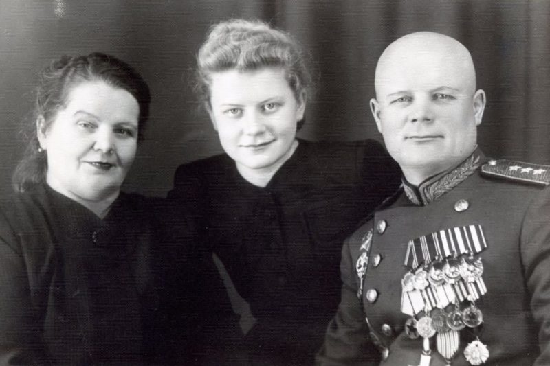 Голиков с женой и дочерью. 1949 г.